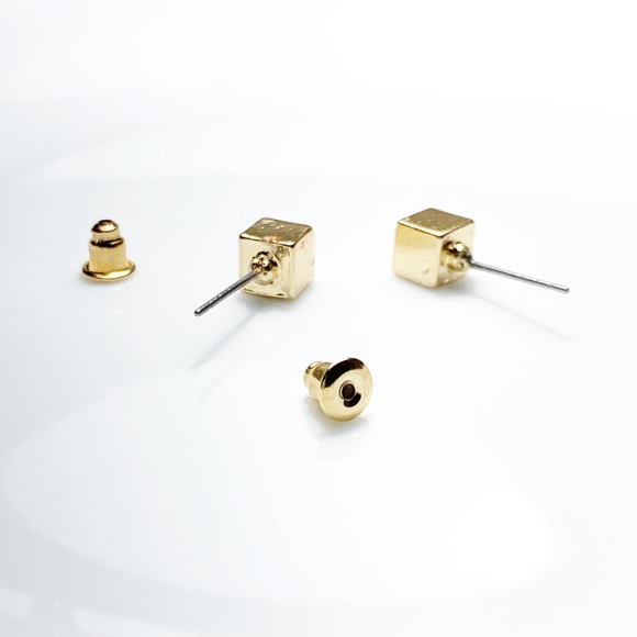 New without tags! Gold cube stud earrings - Picture 2 of 3